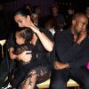 Kim Kardashian, North West e Kanye West assistem ao desfile da Givenchy na primeira fila na Semana de Moda de Paris