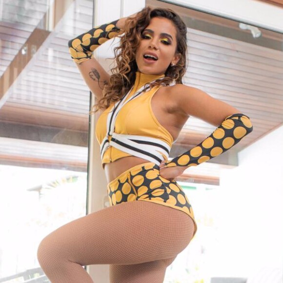 Anitta fazendo pose 'poderosa' antes de comandar o trio-elétrico no circuito Barra-Ondina