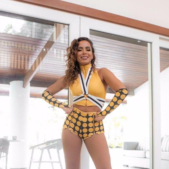 Anitta apostou nos cachos para complementar sua fantasia em homenagem ao 'É o Tchan'