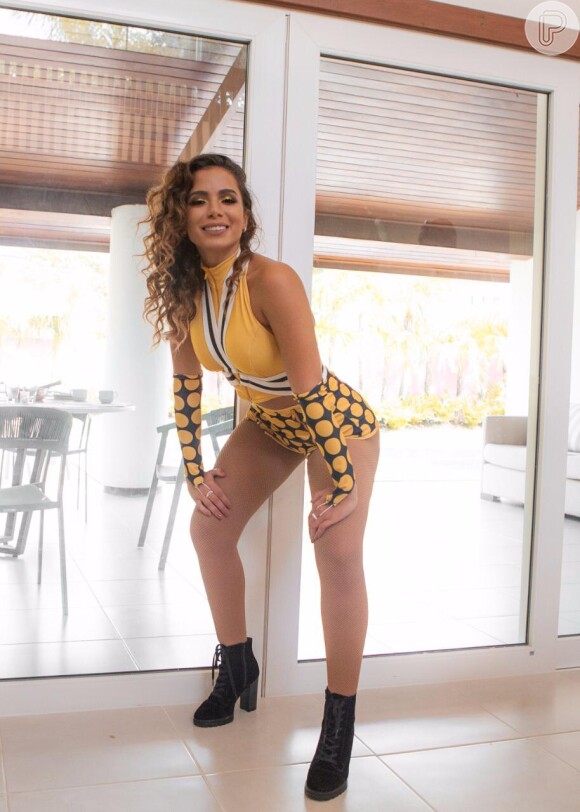 Anitta se empolgou com a fantasia e dançou para os fãs no Instagram um hit do 'É o Tchan'