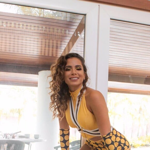 Anitta se empolgou com a fantasia e dançou para os fãs no Instagram um hit do 'É o Tchan'