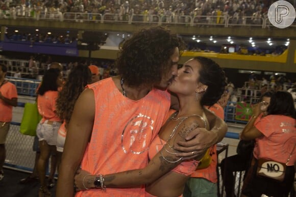 João Zoli e Gabi Prado se beijam no Camarote N1 na Marquês de Sapucaí