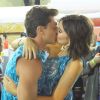 Camila Queiroz e Klebber Toledo trocam beijos na frisa do camarote da revista 'Quem'