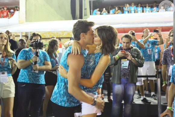 Camila Queiroz e Klebber Toledo trocam beijos na frisa do camarote da revista 'Quem'