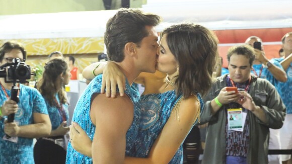 Beija, tá calor! Famosos apaixonados acompanham desfiles do Rio agarradinhos