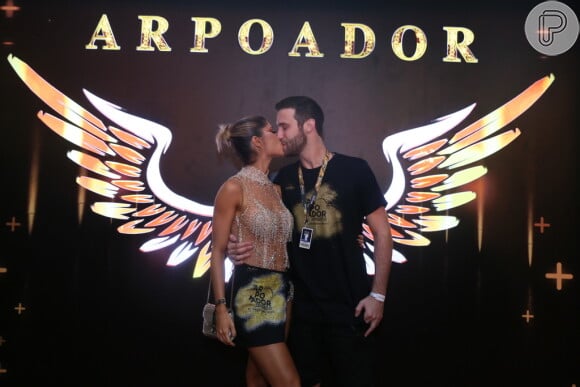Julianne Trevisol ganha um beijo do namorado, Beto Douer, no camarote Club Arpoador