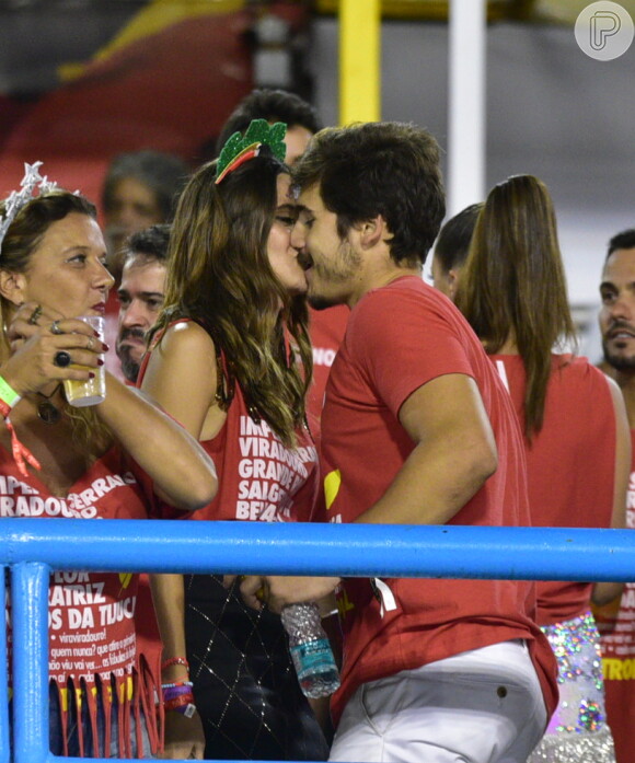 Juliana Paiva e Nicolas Prattes trocam beijos no camarote Folia Tropical, na Marquês de Sapucaí, no domingo (03)