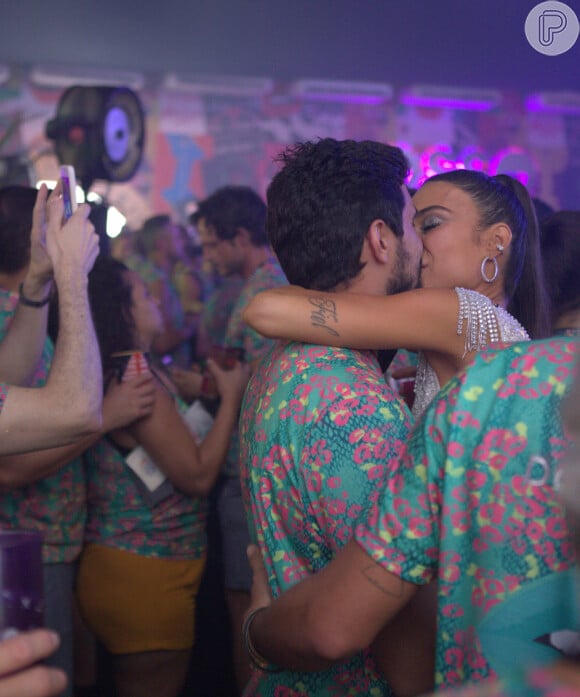 Thaila Ayala dá um beijão no noivo, o ator Renato Góes, no Nosso Camarote