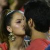 Assumidos! Agatha Moreira e Rodrigo Simas se beijam na Sapucaí no desfile das escolas de samba