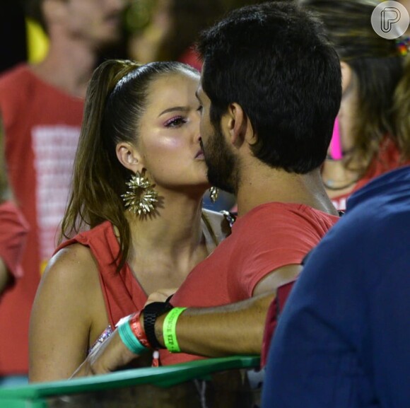 Assumidos! Agatha Moreira e Rodrigo Simas se beijam na Sapucaí no desfile das escolas de samba