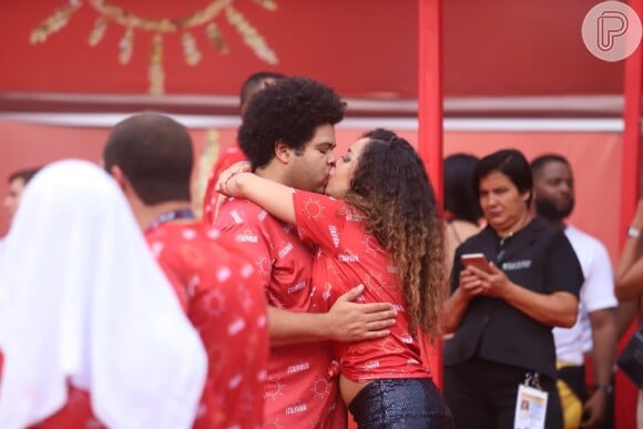 Robson Nunes e a esposa, Micheli Machado, trocam beijos no Camarote da Itaipava, no Carnaval do Rio.