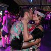 Marcos Veras e a namorada, Rosanne Mulholland, se beijam no primeiro dia de desfiles na Sapucaí.