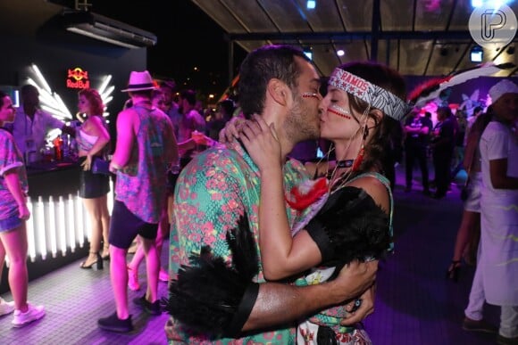 Marcos Veras e a namorada, Rosanne Mulholland, se beijam no primeiro dia de desfiles na Sapucaí.