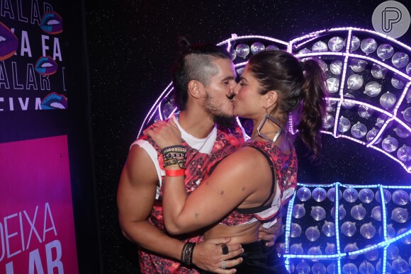 Priscila Fantin e o namorado, Bruno Lopes, se beijaram muito no Nosso Camarote