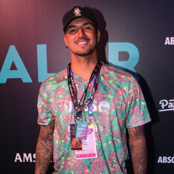 Gabriel Medina está solteiro desde o fim da relação com a modelo Thainá Hanada