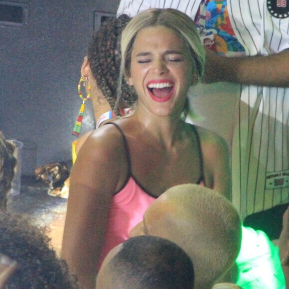 Bruna Marquezine se divertiu no Camarote Expresso 2222, em Salvador, na Bahia