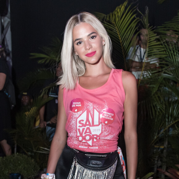 Bruna Marquezine curtiu terceiro dia de Carnaval de Salvador com cabelo platinado