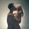 Adam Levine e a mulher, Behati Prinsloo, se beijam no clipe da música 'Animals', do Maroon 5