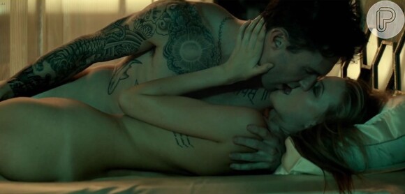 Adam Levine e a mulher, Behati Prinsloo, aparecem pelados no clipe da música 'Animals', do Maroon 5