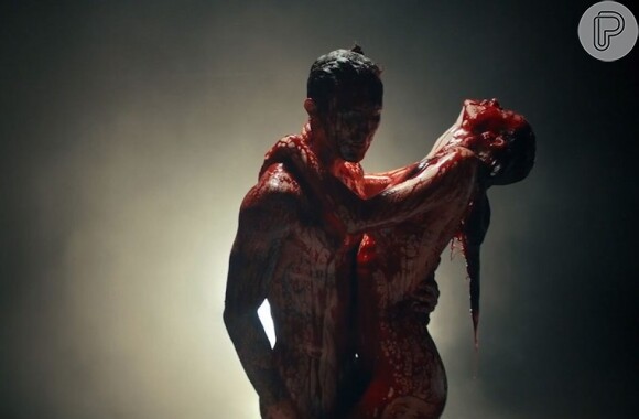 Adam Levine e Behati Prinsloo ficam cobertos de sangue em 'Animals'