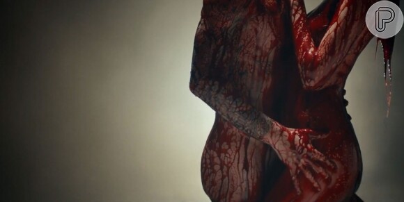 Adam Levine e Behati Prinsloo ficam cobertos de sangue no clipe de 'Animals'