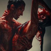 Adam Levine e Behati Prinsloo aparecem nus e cobertos de sangue em 'Animals'