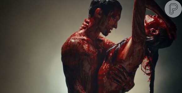 Adam Levine contracena com a mulher, Behati Prinsloo, no clipe da música 'Animals', do Maroon 5, em 29 de setembro de 2014
