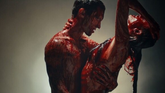 Adam Levine e Behati Prinsloo aparecem nus e cobertos de sangue em 'Animals'