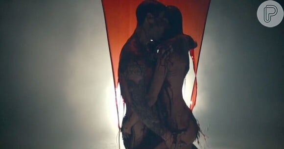 Adam Levine contracena com a mulher, Behati Prinsloo, no clipe da música 'Animals', do Maroon 5