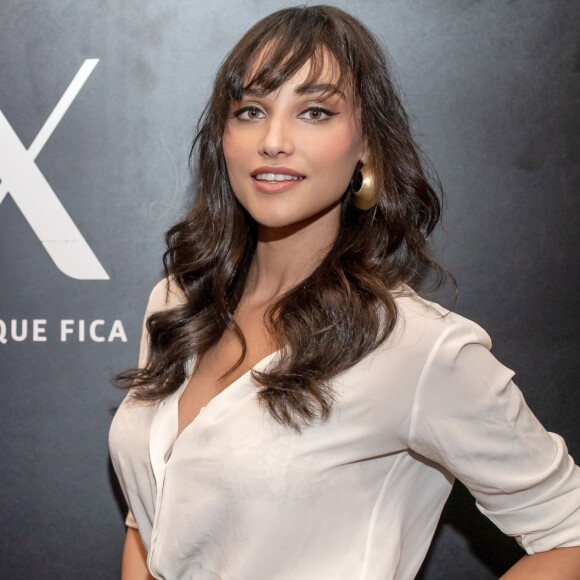 Débora Nascimento viajou para o exterior sem revelar o destino