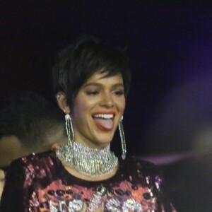 Bruna Marquezine se divertiu em camarote na Sapucaí após viajar para Salvador