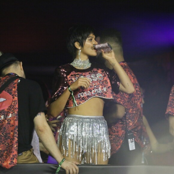 Bruna Marquezine aproveitou a noite em camarote na companhia de amigos