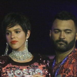 Bruna Marquezine escolheu uma peruca joãozinho para o segundo dia de desfiles na Sapucaí