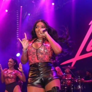 Ludmilla comandou show na Sapucaí e convidou Bruna Marquezine para o palco