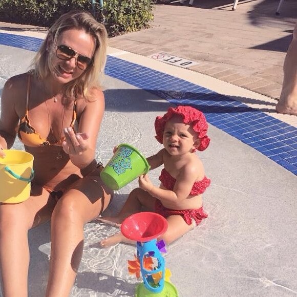 Eliana curte piscina com a filha, Manuela