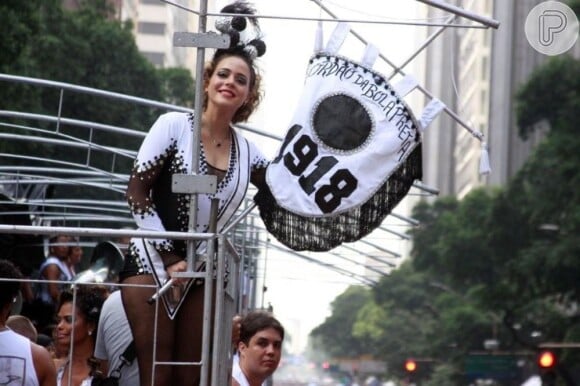 Leandra Leal também é porta-estandarte do bloco 'Cordão da Bola Preta', no Rio