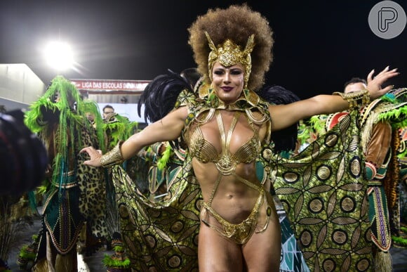 Viviane Araujo foi a rainha de bateria no desfile de carnaval da Mancha Verde