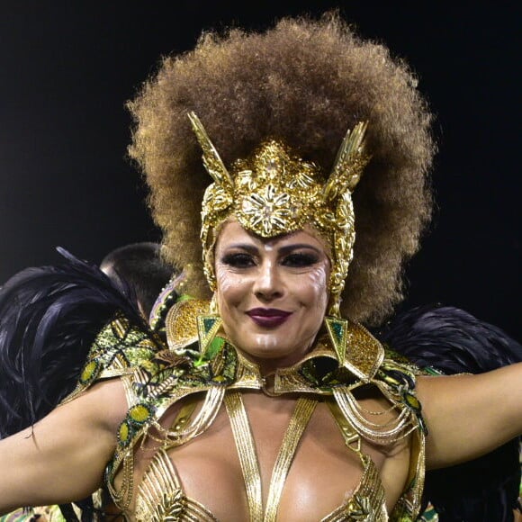 Viviane Araujo foi a rainha de bateria no desfile de carnaval da Mancha Verde