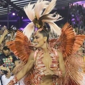 Juliana Paes esclareceu sobre polêmica por conta de fantasia de carnaval: 'Usei neste carnaval uma réplica da ave do paraíso com materiais reformados que entrariam em descarte não fosse a recuperação'