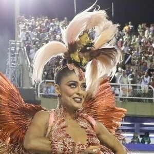 Juliana Paes representou uma ave rara no desfile de carnaval da Grande Rio