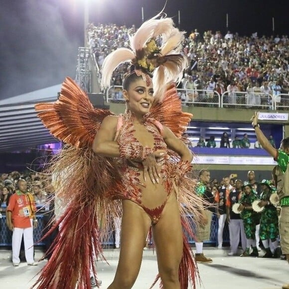 Juliana Paes representou uma ave rara no desfile de carnaval da Grande Rio