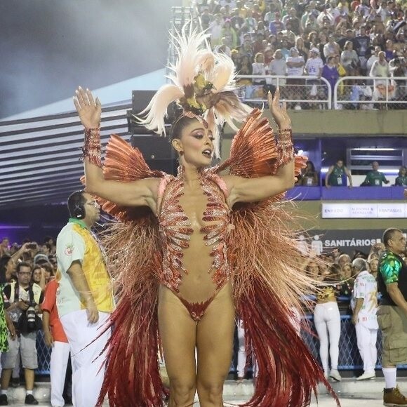 Juliana Paes contou ao Purepeople ter almoçado pouco antes de desfilar pela Grande Rio