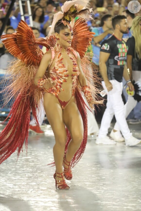 Juliana Paes rebateu críticas por conta de fantasia usada no desfile de carnaval da Grande Rio: 'Todas as penas foram recicladas de acervos de anos anteriores e reutilizados com nova coloração'