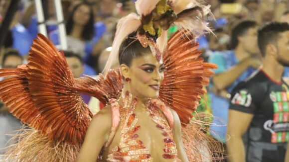 Juliana Paes se posiciona após look em desfile ser criticado: 'Penas recicladas'