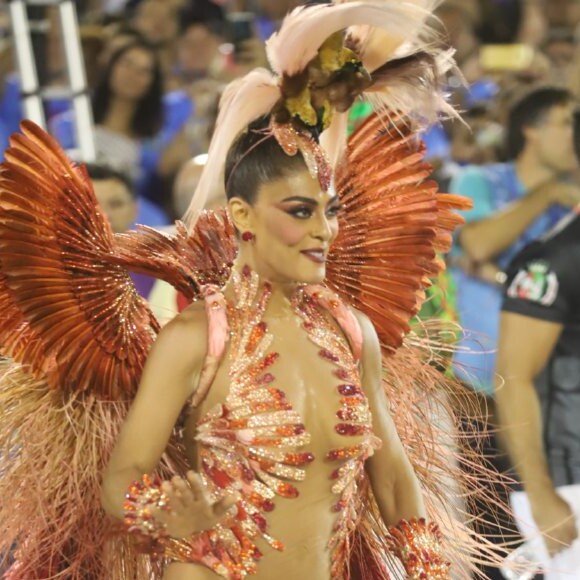 Juliana Paes rebateu críticas por conta de fantasia usada no desfile de carnaval da Grande Rio: 'Todas as penas foram recicladas de acervos de anos anteriores e reutilizados com nova coloração'