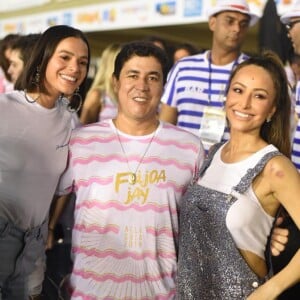 Bruna Marquezine e Sabrina Sato posam com o promoter Bjay