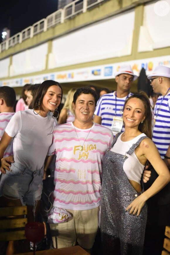 Bruna Marquezine e Sabrina Sato posam com o promoter Bjay