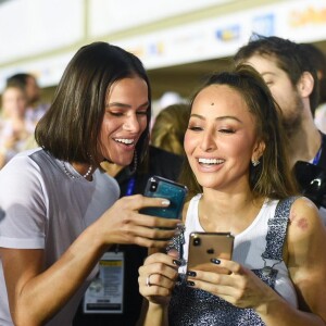 Bruna Marquezine e Sabrina Sato conversaram sobre cliques que tinham nos celulares