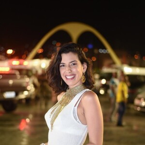 Camila Queiroz também optou pela combinação short jeans e blusa branca