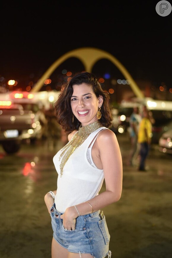 Camila Queiroz também optou pela combinação short jeans e blusa branca